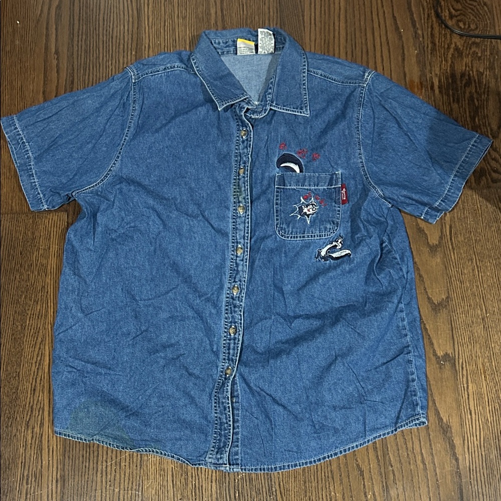 Warner Bros. Blue Denim Button-Down Looney Tunes skunk Pepe Le Pew shirt Pocket